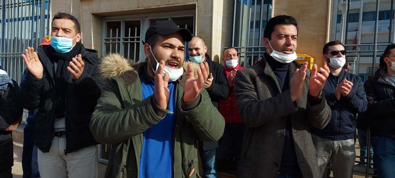 موظفو البريد بالناظور يحتجون ضد مديرهم العام بسبب التضييق على أنشطتهم النقابية