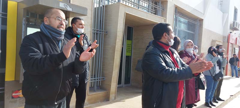 موظفو البريد بالناظور يحتجون ضد مديرهم العام بسبب التضييق على أنشطتهم النقابية