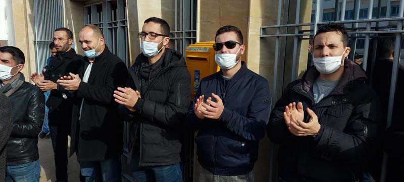 موظفو البريد بالناظور يحتجون ضد مديرهم العام بسبب التضييق على أنشطتهم النقابية