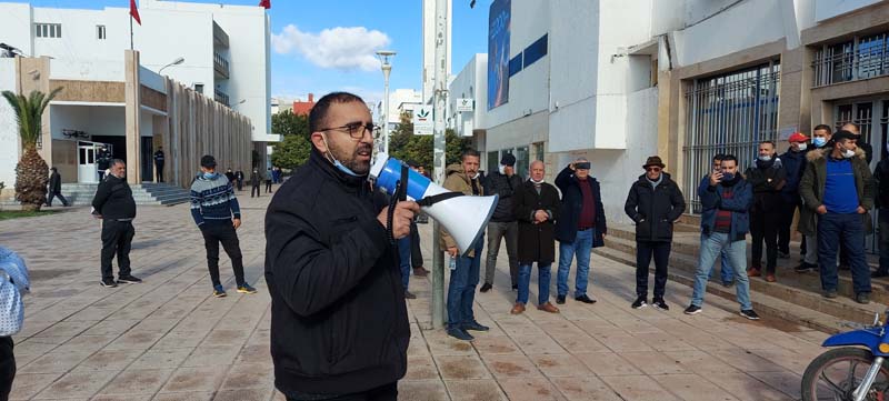 موظفو البريد بالناظور يحتجون ضد مديرهم العام بسبب التضييق على أنشطتهم النقابية