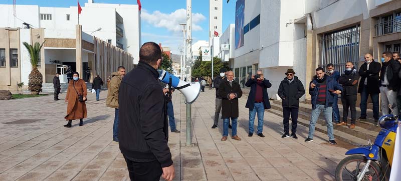 موظفو البريد بالناظور يحتجون ضد مديرهم العام بسبب التضييق على أنشطتهم النقابية