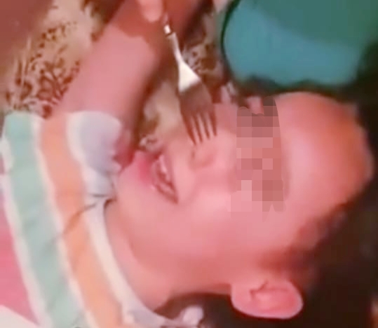 فيديو "يفضح" تعذيب أم عشرينية لرضيعها بتاوريرت والأمن يدخل على الخط