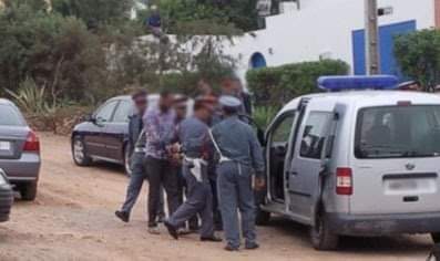 تمسمان..  توقيف 4 أشخاص بينهم فتاتان داخل سيارة محملة بمخدرات قوية وخمور