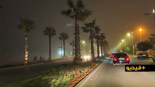 شاهدوا.. ضباب كثيف يخيم على سماء مدينة الناظور