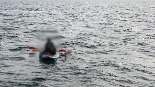 كوبل مغربي يغامر بالهجرة إلى إسبانيا عبر الكاياك