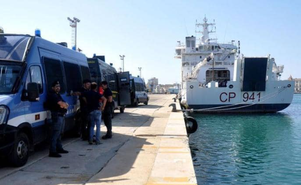 أربع ممرضات مغربيات يتعرضن لـ"الاحتجاز" وسط البحر بين إيطاليا والمغرب أربع ممرضات مغربيات يتعرضن لـ"الاحتجاز" وسط البحر بين إيطاليا والمغرب