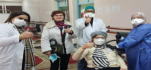 والدة العالم المغربي منصف السلاوي تتلقى الجرعة الأولى من اللقاح بالمغرب 