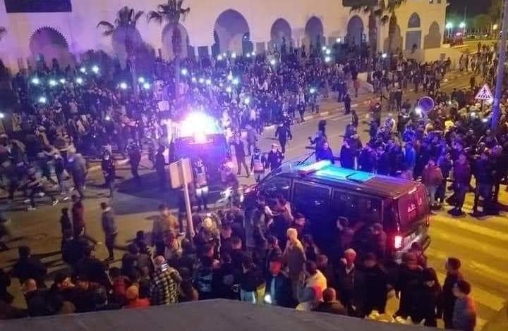 اعتقالات ورشق بالحجارة.. هذه تفاصيل احتجاجات الفنيدق وتطورات الملف