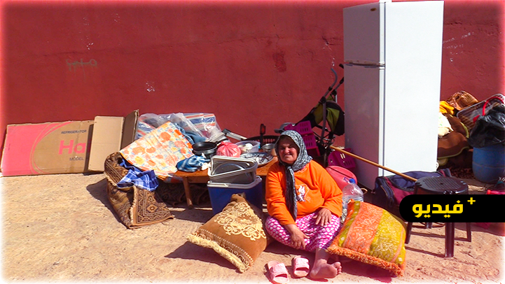 شاهدوا.. طرد مسنة وابنتها المريضة إلى الشارع في ظروف مأساوية شاهدوا.. طرد مسنة وابنتها المريضة إلى الشارع في ظروف مأساوية