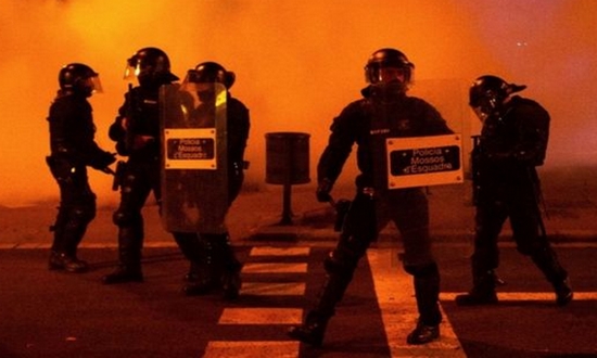 لليوم الثالث على التوالي.. احتجاجات وأعمال شغب متواصلة باسبانيا بسبب اعتقال مغني راب