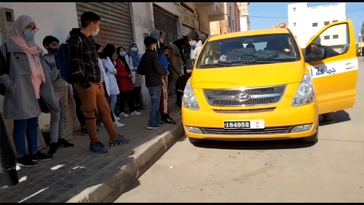 اعتصام تلاميذ بوغريبة رفقة آبائهم بمقر جماعة أركمان للمطالبة بالنقل المدرسي
