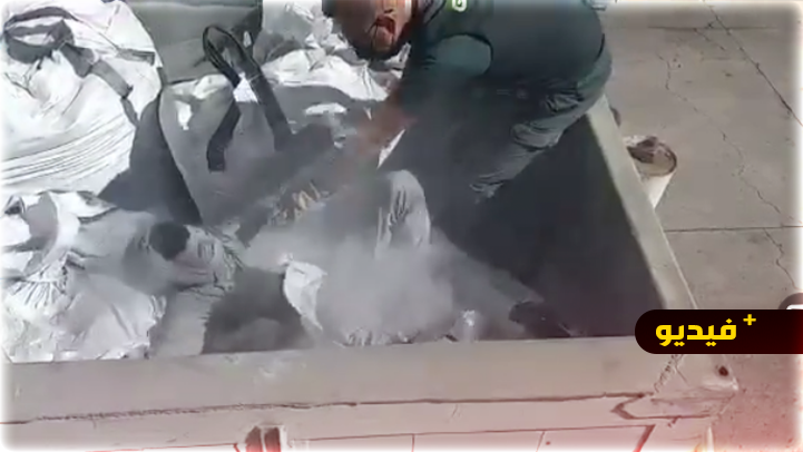 شاهدوا.. انقاذ مغربي حاول الهجرة داخل أكياس تحتوي على مواد سامة بميناء مليلية