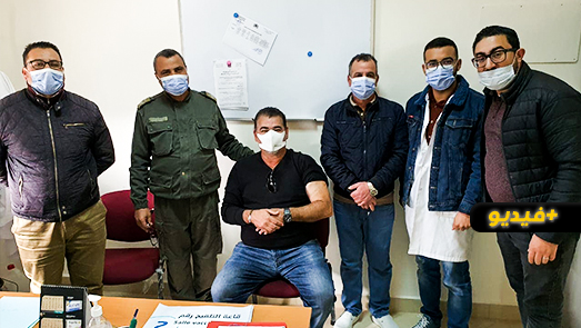 شاهدوا .. البرلماني السابق يحيى يحيى يتلقى الجرعة الأولى من لقاح كورونا ببني أنصار وينوه بمجهودات السلطات 