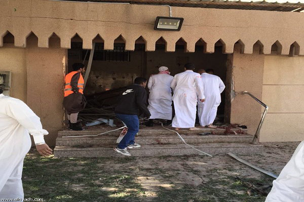 أربعيني "قوي البنية" يفتح باب مسجد بالعنف ويدعو الناس للصلاة
