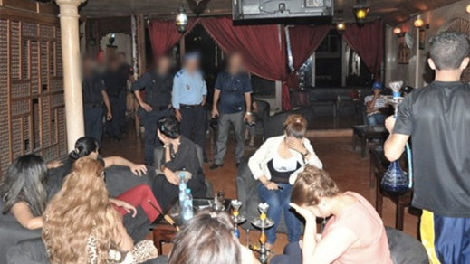 عناصر الشرطة ببني أنصار تداهم مقهى لشيشة وتوقف أزيد من 35 شخصا بينهم فتيات و مبحوث عنه