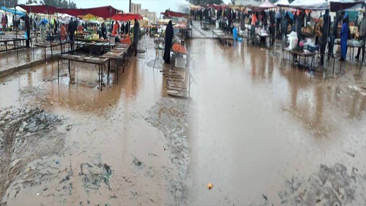 سوق سلوان الأسبوعي يتحول إلى مستنقع بعد التساقطات المطرية 