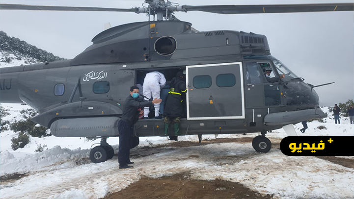 مروحية للدرك الملكي تتدخل لإنقاذ سيدة حاملة باغتها المخاض وهي محاصرة وسط الثلوج مروحية للدرك الملكي تتدخل لإنقاذ سيدة حاملة باغتها المخاض وهي محاصرة وسط الثلوج