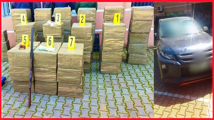 شاهدوا.. حجز كميات كبيرة من المخدرات خلال اقتحام مصنع لصناعة الحاويات