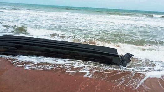 بالصور.. أمواج شاطئ قرية أركمان تلفظ زورقا مطاطيا 