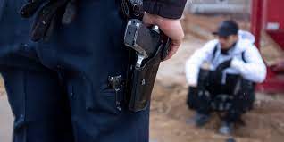 شرطي يستعمل سلاحه لتوقيف شخص عرض أحد المواطنين لاعتداء جدي وخطير