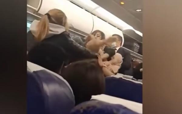شاهدوا .. شجار عنيف وحالة من الفوضى بين الركاب داخل طائرة