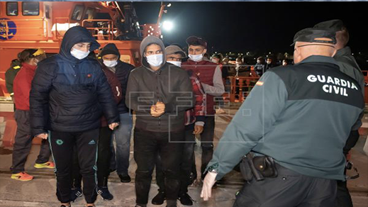 أبحروا من بويافار.. انقاذ شباب من العروي وجرسيف بعد العثور عليهم وسط البحر