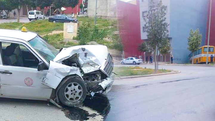 إصابة طلبة بكلية سلوان في حادثة سير بين حافلة وسيارة أجرة من الحجم الكبير