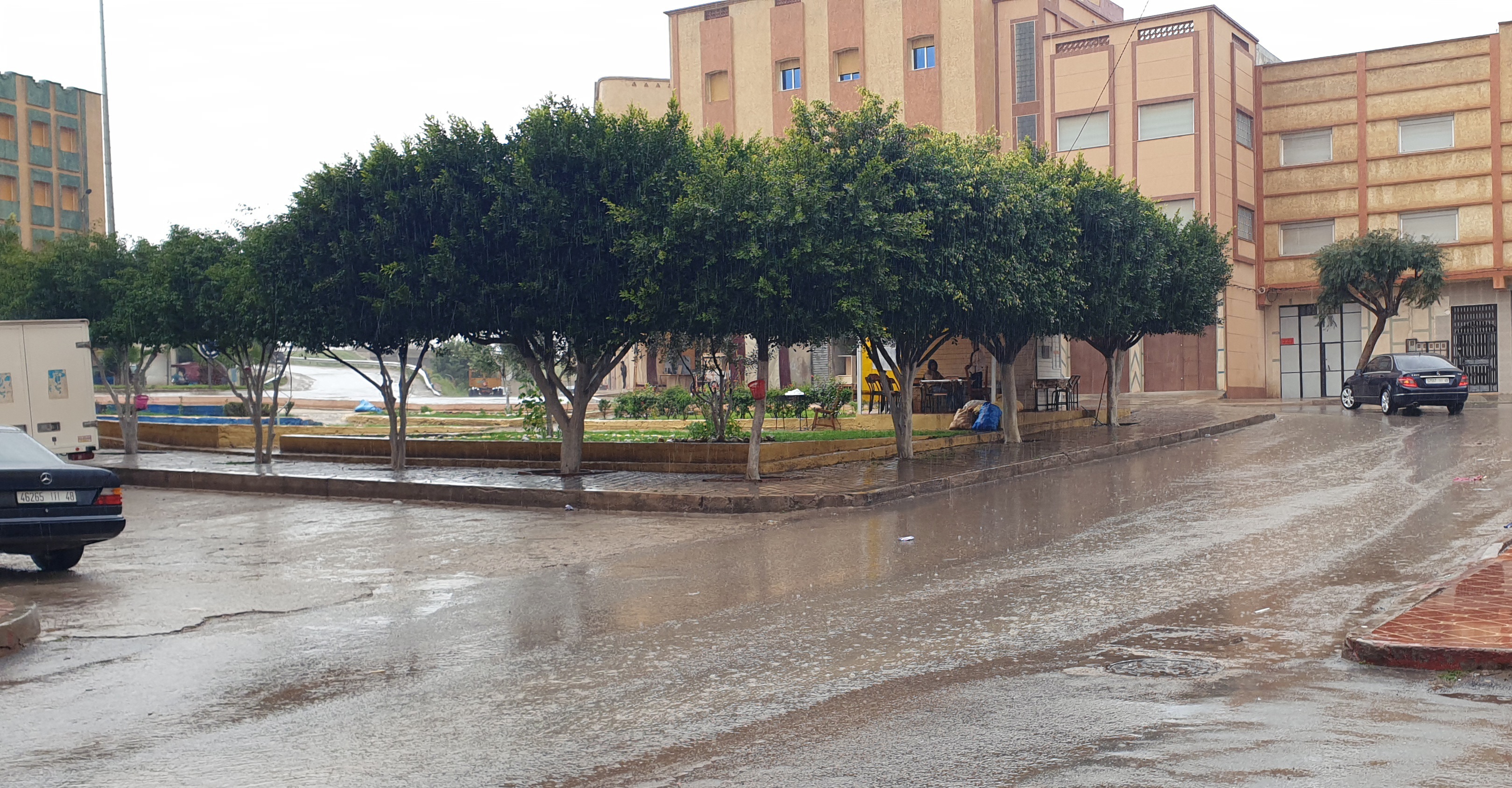 زخات رعدية  قوية يومي السبت والأحد بعدد من الأقاليم