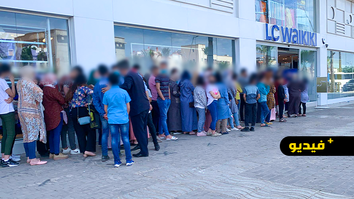 شاهدوا.. طوابير طويلة من المواطنين الناظوريين أمام محل ماركة عالمية لاقتناء ملابس العيد