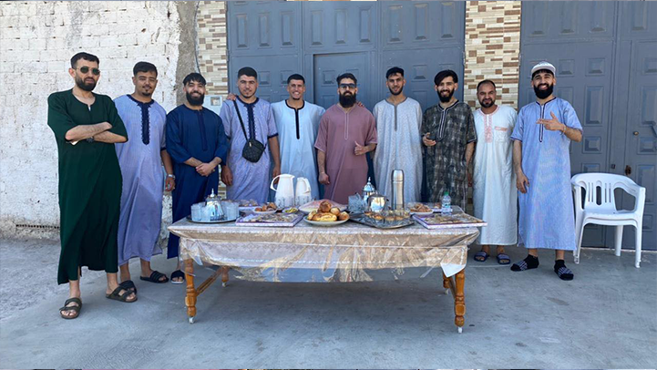 لاعب الفتح الناظوري عادل جديري يدخل الفرحة على أبناء حيه ببني انصار