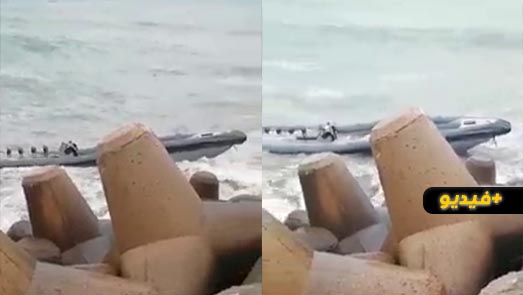 شاهدوا.. شاطئ البحر يلفظ قارب فانطوم يستعمل في تهريب الحشيش برأس الماء