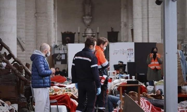 شاهدوا.. مغاربة يضربون عن الطعام داخل كنائس و جامعات بلجيكية للمطالبة بتسوية أوضاعهم