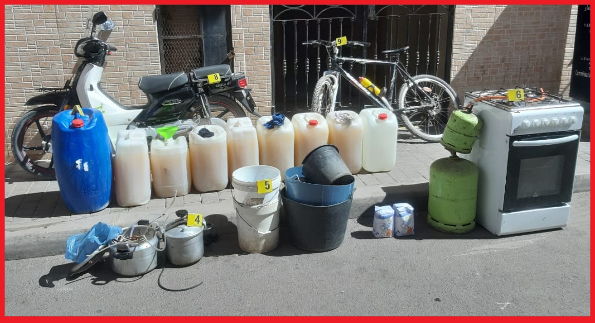 الناظور.. أمن بني انصار يوقف ثلاثة أشخاص متلبسين ببيع الخمور المقطرة بشاطئ بوقانة