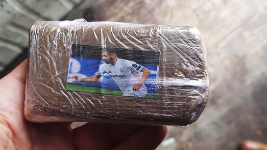 جمارك الناظور توقف مهاجرا يحمل الجنسية الفرنسية بحوزته كمية مهمة من الشيرا