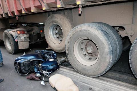 دهس سائق دراجة نارية من قبل شاحنة كبيرة بالحسيمة