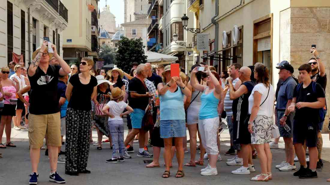اسبانيا تسمح بالتجول في الأماكن العامة بدون كمامة