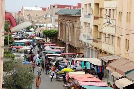 غزو شوارع مدينة العروي من قبل الباعة المتجولون يسائل السلطات المحلية