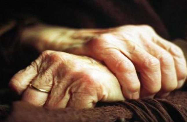شاب يقتحم منزل عجوز عمرها 80 سنة ويغتصبها 