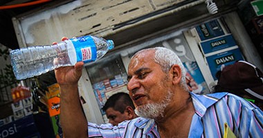كبار السن مطالبون بتبليل أجسامهم بالماء مرات عدة يوميا للاتقاء من ارتفاع درجات الحرارة