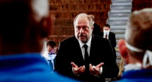 القضاء الفرنسي يتهم رسميا وزير العدل الفرنسي ومحامي الملك محمد السادس في قضية تضارب المصالح القضاء الفرنسي يتهم رسميا وزير العدل الفرنسي ومحامي الملك محمد السادس في قضية تضارب المصالح