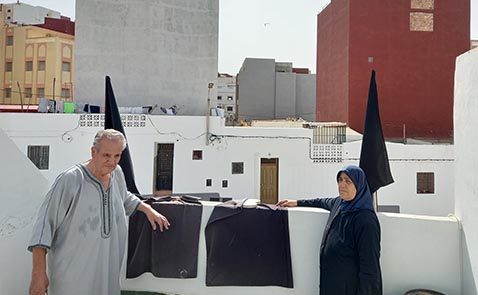 عائلة الزفزافي ترفع الأعلام السوداء فوق سطح منزلها 