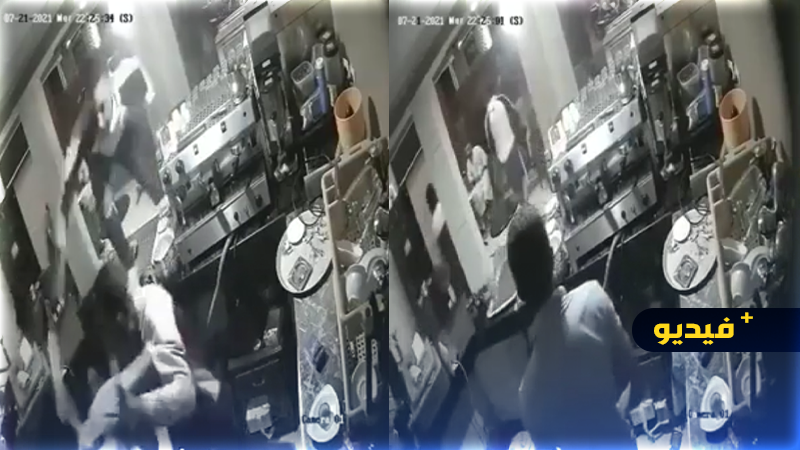 شاهدوا... عصابة مدججة بالسيوف تهجم على مقهى وتحتجز مواطنين تحت التهديد