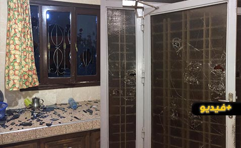 شاهدوا.. مختل عقلي يروع أفراد عائلته ويكسر واجهة منزل أخته بحي براقة وسط الناظور