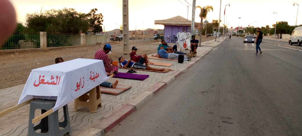 معطلو زايو يعتصمون جنب الطريق الوطنية الرابطة بين الناظور وبركان