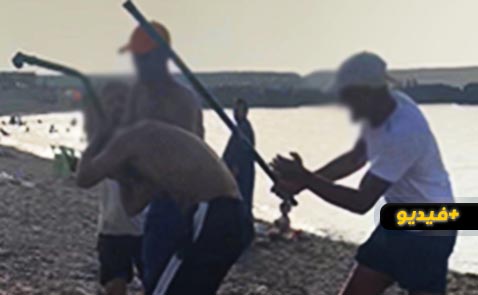 شاهدوا... اعتداء خطير على مواطن في شاطئ "افري وفوناس" بسبب خلاف حول ثمن الباراسول