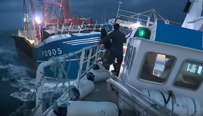 بحارة جزائريين ينقذون 3 حراكة انطلقوا من سواحل الناظور