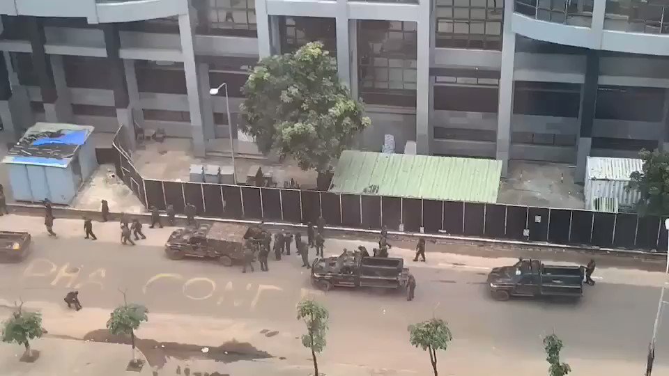 محاصرة الفندق الذي يقيم فيه المنتخب المغربي لكرة القدم اثر محاولة انقلابية في غينيا