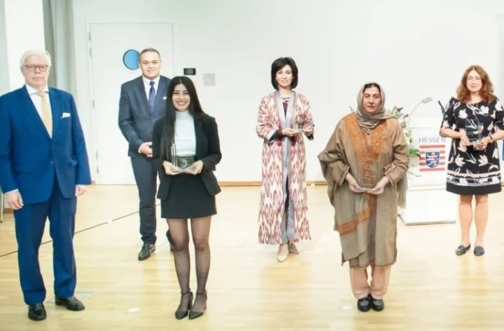 ياسمين حسناوي تنال جائزة الرائدات ببروكسيل