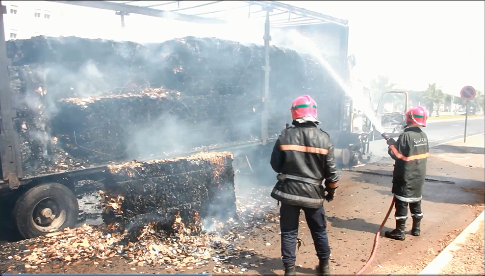 النيران تلتهم شاحنة محملة بالورق كانت متجهة إلى مراكش
