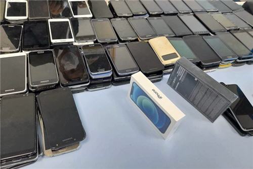 ميناء بني انصار.. حجز هواتف وحواسيب وطائرة درون بقيمة 1.3مليون درهم ميناء بني انصار.. حجز هواتف وحواسيب وطائرة درون بقيمة 1.3مليون درهم